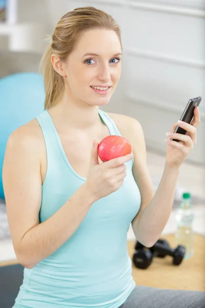 Mulher Grávida Comendo Uma Maçã Usando Telefone Após Esporte — Fotografia de Stock