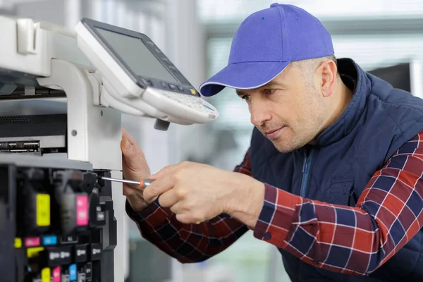 Een Man Die Fotokopieerapparaat Repareert — Stockfoto