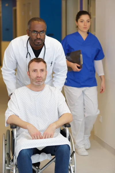 Hastanede Hemşireyle Birlikte Tekerlekli Sandalyedeki Adam — Stok fotoğraf
