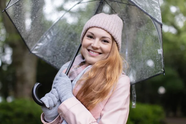 Όμορφη Γυναίκα Στη Βροχή Κάτω Από Μια Ομπρέλα — Φωτογραφία Αρχείου