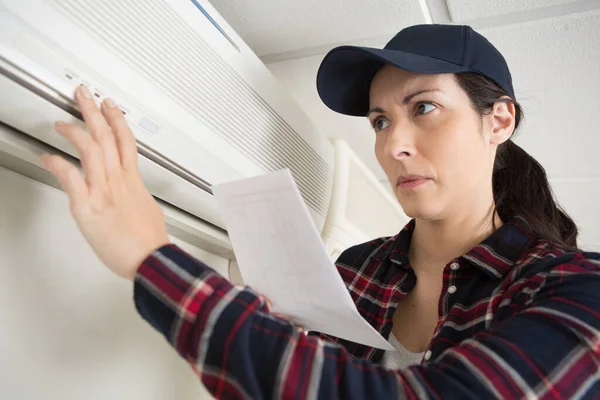 Female Worker Checks Air Conditioning — Stock Photo, Image