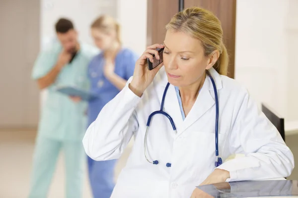 Ritratto Medico Femminile Utilizzando Suo Telefono Cellulare — Foto Stock
