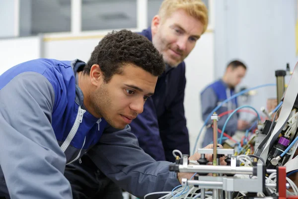 Jonge Elektrotechnicus Die Draad Inspecteert — Stockfoto