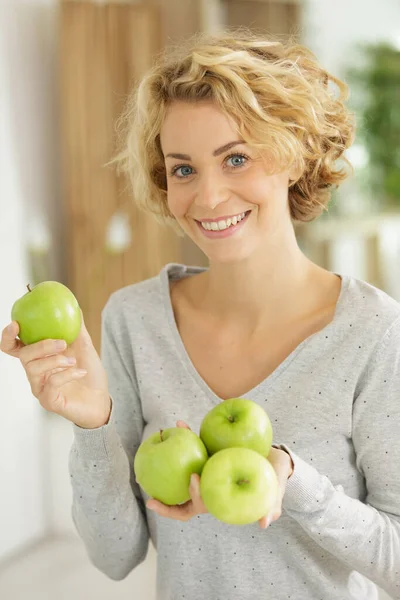 Frau Hält Mehrere Äpfel Der Hand — Stockfoto