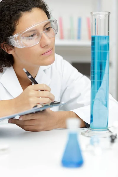 Cientista Mulher Misturando Líquido Azul Copo — Fotografia de Stock