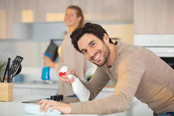 Homem Alegre Segurando Pano Enquanto Limpando Mesa Cozinha — Fotografia de Stock