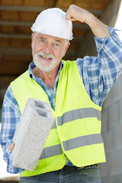 Senior Mann Arbeitet Mit Zementblock — Stockfoto