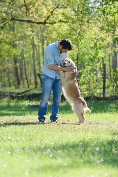 Ein Mann Mit Seinem Hund — Stockfoto
