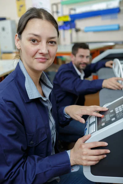 Female Worker Operating Machine Factory — Stock Photo, Image