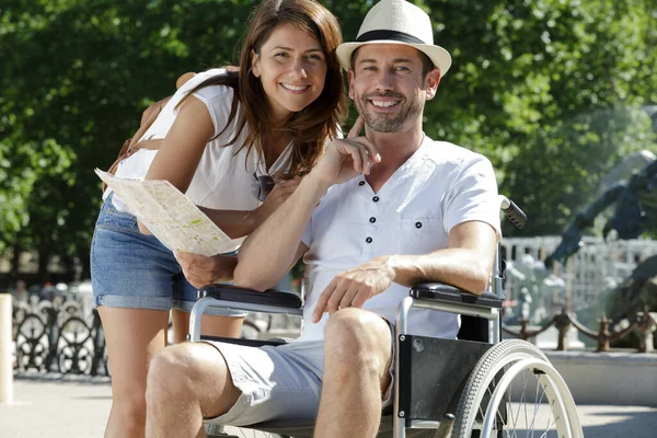 Porträt Eines Urlauberpaares Rollstuhl — Stockfoto