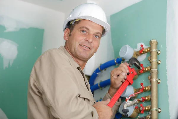 Ein Männlicher Bauarbeiter Überprüft Wasserzähler — Stockfoto