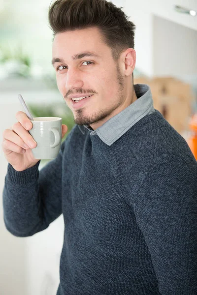 Een Man Met Een Kop Koffie — Stockfoto