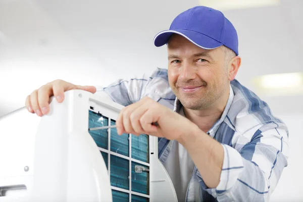 Manliga Tekniker Reparera Luftkonditioneringen Med Skruvmejsel — Stockfoto