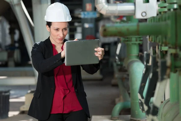 Vrouwelijke Fabrieksmanager Met Tablet Binnen — Stockfoto
