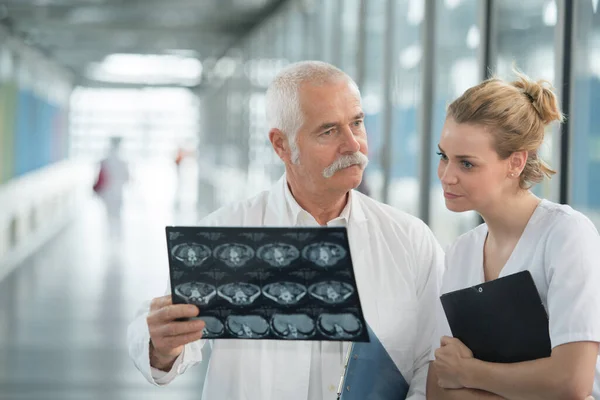 Ιατροί Που Συμβουλεύουν Ακτινογραφίες Στο Διάδρομο Του Νοσοκομείου — Φωτογραφία Αρχείου