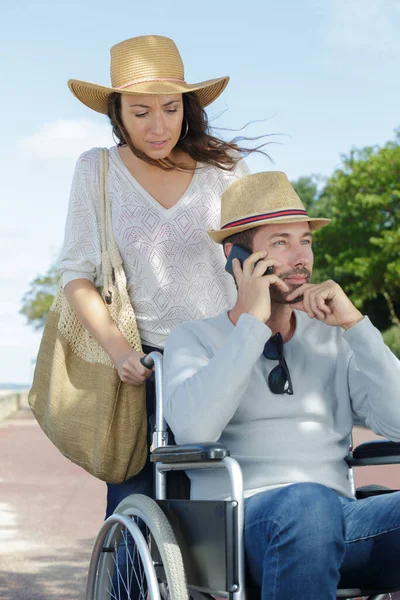 Γυναίκα Και Άνδρας Αναπηρική Καρέκλα Χρησιμοποιώντας Τηλέφωνο Στο Πάρκο — Φωτογραφία Αρχείου