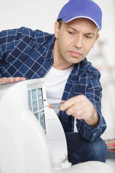 Junger Männlicher Techniker Repariert Klimaanlage Mit Schraubenzieher — Stockfoto