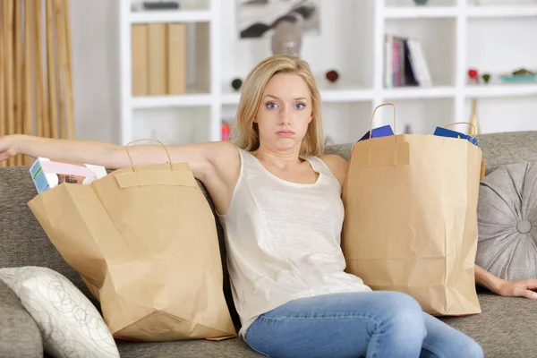 食品杂货店购物后疲倦的女人 — 图库照片