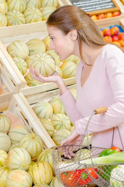 Uma Mulher Está Comprando Melão — Fotografia de Stock