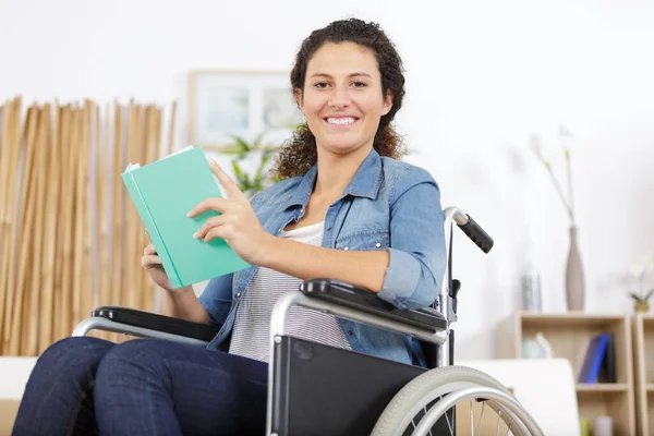 本を持った車椅子の若い障害者 — ストック写真