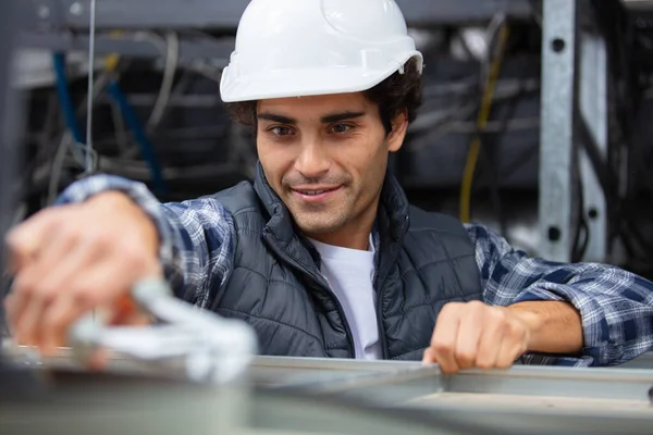 Uomo Elettricista Che Lavora Nel Soffitto — Foto Stock