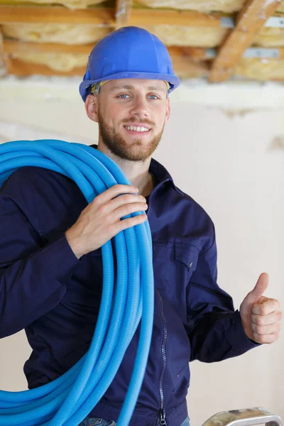 Joven Trabajador Construcción Con Carrete Cable Hombro —  Fotos de Stock