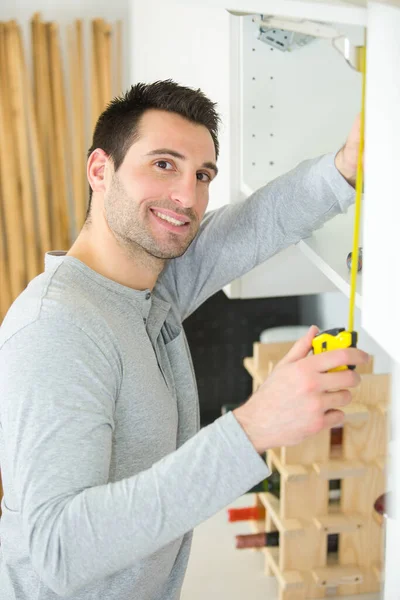 Handyman Medindo Guarda Roupa Uma Nova Casa — Fotografia de Stock