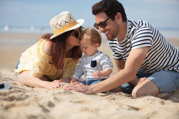Lyckligt Par Med Baby Stranden — Stockfoto