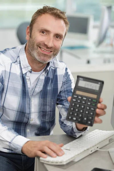 Красивий Чоловік Калькулятором Щасливим Виразом — стокове фото
