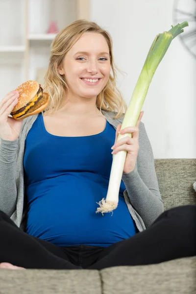 Elinde Hamburger Sebze Tutan Hamile Bir Kadın — Stok fotoğraf
