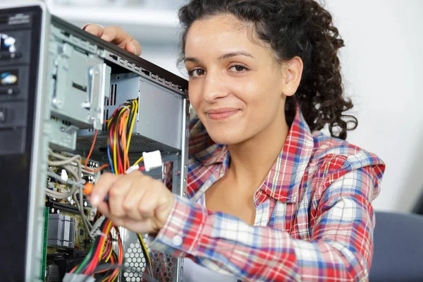 Mulher Feliz Fixando Computador Mesa Trabalho — Fotografia de Stock