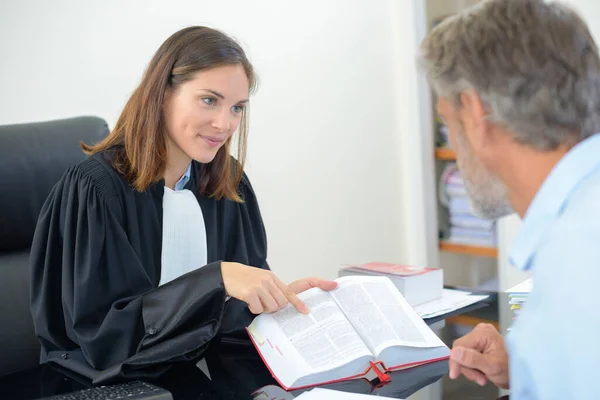 Advocaat Met Tekst Van Boek Naar Cliënt — Stockfoto