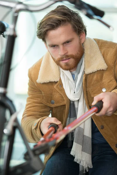 男人在自行车锁上用螺丝钳 — 图库照片