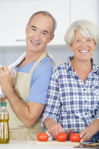 Ein Seniorenpaar Kocht Gemeinsam — Stockfoto