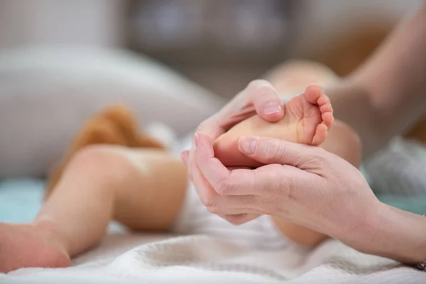 Küçük Bebek Ayağına Masaj Yapan Masör — Stok fotoğraf