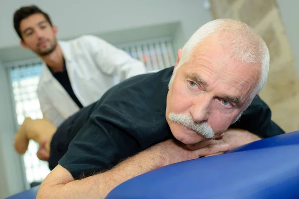 Fisioterapista Maschio Prende Cura Uomo Anziano Nel Suo Ufficio — Foto Stock