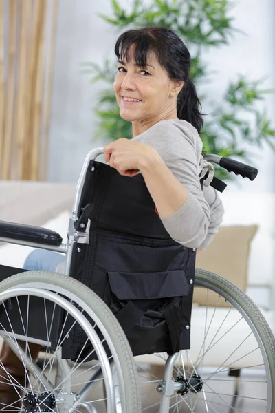 Szczęśliwy Dojrzałe Kobieta Wózku Inwalidzkim Wewnątrz — Zdjęcie stockowe