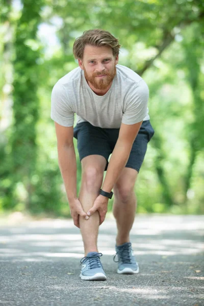 Mann Mit Beinverletzung Park — Stockfoto