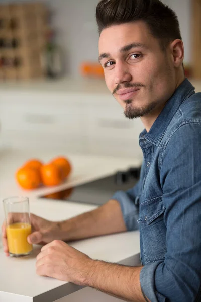 Człowiek Trzymający Szklankę Soku Pomarańczowego — Zdjęcie stockowe