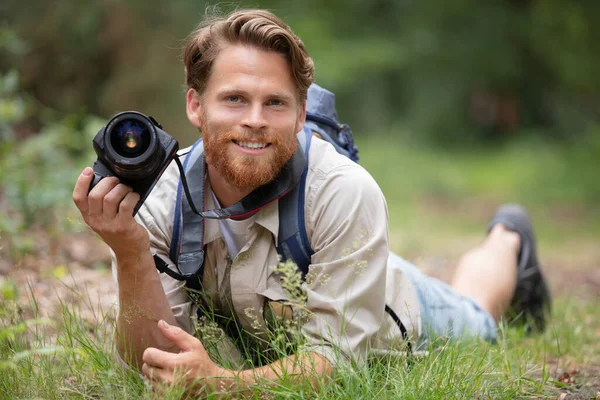 Mannelijke Fotograaf Legt Het Gras — Stockfoto