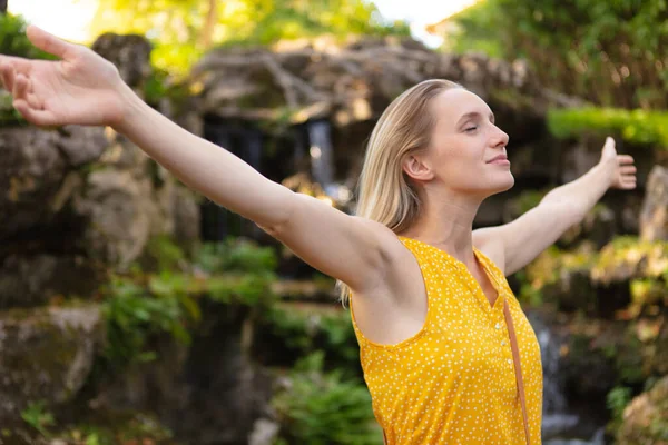 Young Woman Spreading Arms Outdoor — Stock Photo, Image