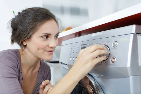 Mãe Dona Casa Carrega Uma Máquina Lavar Roupa — Fotografia de Stock
