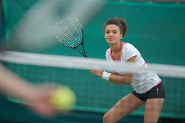 在一场孤立的比赛中带有球拍的女网球选手 — 图库照片