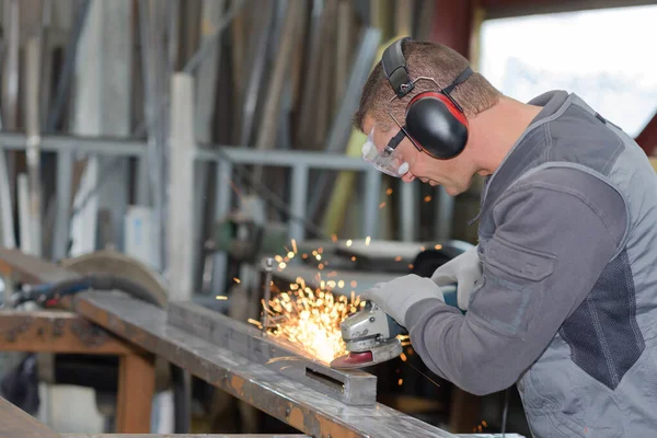 汽车制造厂汽车零件的焊接工人 — 图库照片