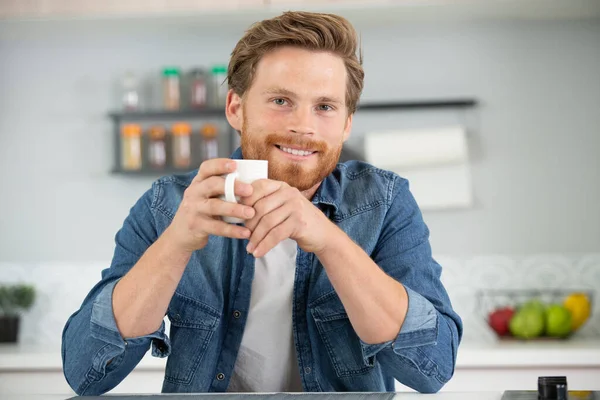 Yakışıklı Adam Evde Kahve Içme — Stok fotoğraf