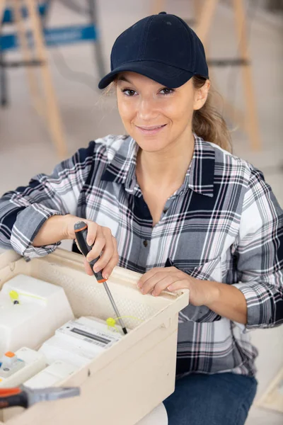 Young Woman Electrician Repairing Fuseboard — Stock Photo, Image