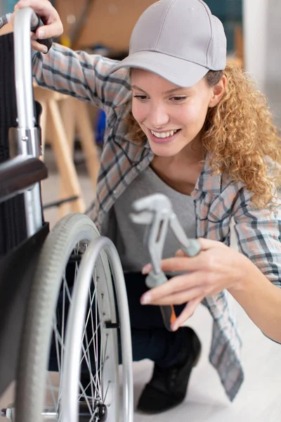 坐轮椅进行调整的妇女 — 图库照片