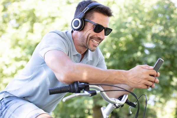 Hombre Disfrutando Paseo Bicicleta Con Teléfono Móvil — Foto de Stock