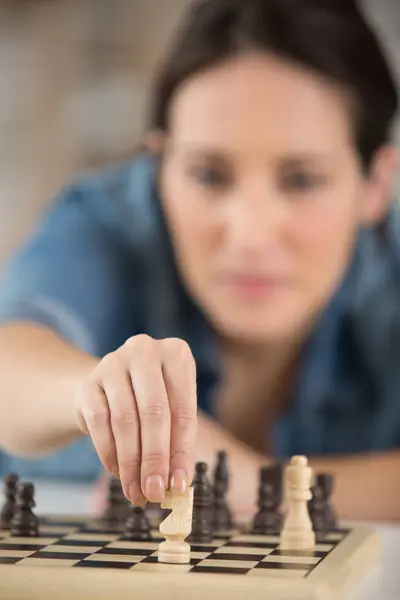 チェスゲームに参加している女性は — ストック写真