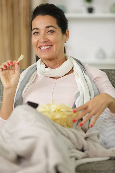 Glimlachende Vrouw Met Kom Chips Kijken — Stockfoto
